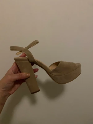 Beige klackskor 37 - Använd en gång. Nypris 799kr.