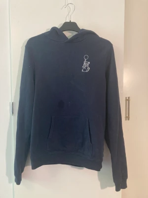 Hoddie  - Jättefin svart hoddie, senast använd för ett år sedan. Säljer för att jag inte använder den. Den kommer tvättas innan den skickas!