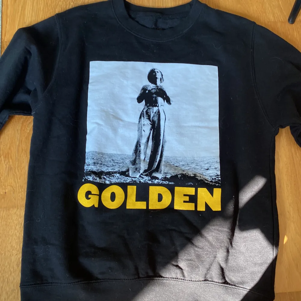 En harry styles tröja med Golden tryck. Den är köpt från hemsidan för 500-600kr. Säljer för att den inte kommer till användning, men den är jättefin💕. Hoodies.