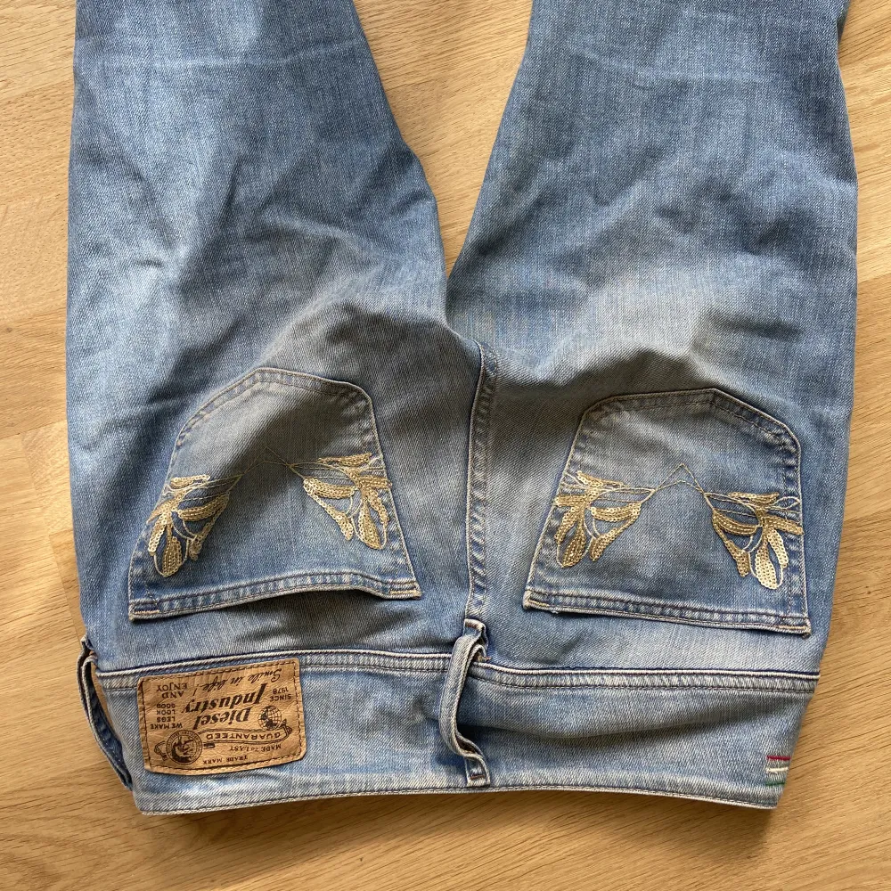 Asnajs lowwaist bootcut jeans från diesel m coola fickor där bak❣️❣️jag är 164 cm. Jeans & Byxor.