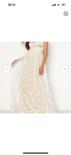 Balklänning - Säljer världens finaste balklänning! Från min bal 2020 men endast använd en gång! Nypriset var 2700kr. Har dustbag som tillhör. Passar 36/38❤️ 