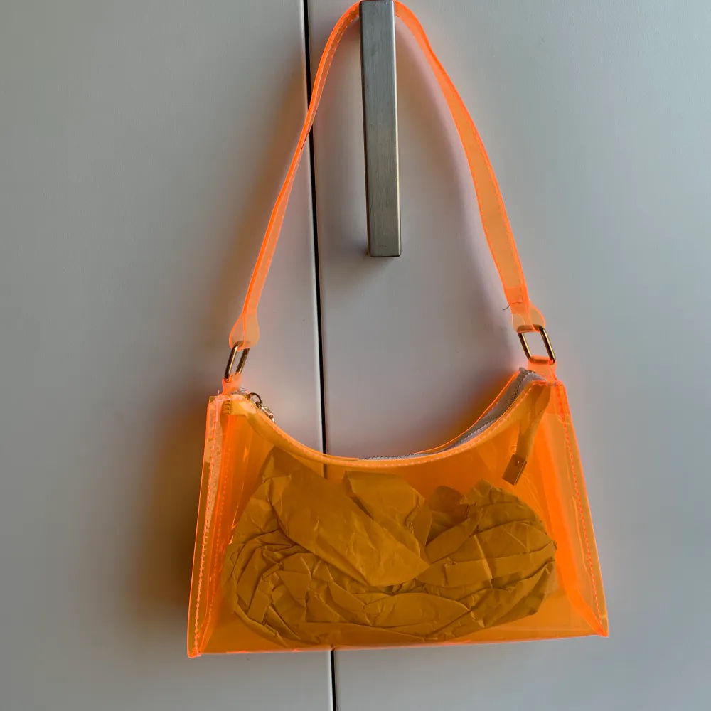 Säljer denna neon väskan aldrig använd bara varit i garderoben, bredden är ca 22cm längden är ca 10 cm💗. Väskor.