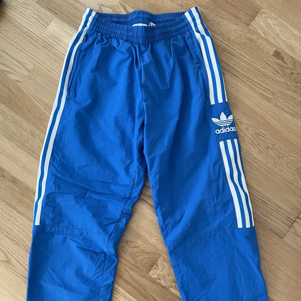 Skit snygga byxor ifrån Adidas. Kommer tyvärr inte till användning längre. Är väldigt små i storleken så dom är mer som en XS💙. Jeans & Byxor.