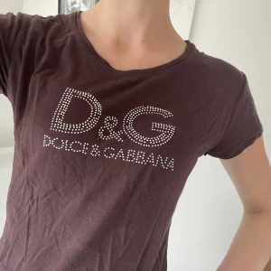 Dolce&gabbana - Vintage topp från dolce&gabbana🤩storlek L, men passar mig som har storlek xs. I fint skick förutom att några få stenar har lossnat från trycket💗