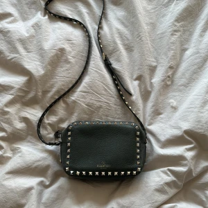 Valentino väska - INGA BYTENGrön valentino väska köpt på nk kvitto box dustbag akthetsbevis medkommer den är missfärgad på insidan och dragkedjan är sliten annars är den i bra skick (utsidan som räknas) tar emot bud privat & kan vid bud skicka fler bilder