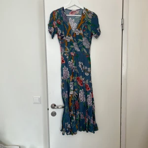 Blommig klänning 34 - Blommig klänning från samarbetet GP & J Baker och H&M i storlek 34. Dragkedja i sidan. Hittar inget att anmärka på. Finns vid torsplan. Kan även mötas vid tekniska högskolan eller Fridhemsplan. 