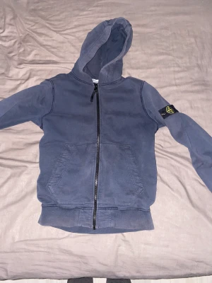 Stone island zip hoodie - Säljer nu min stone island zip hoodie då den är för liten, köpt på NK för 2000 kr, skick 8/10, storlek 12 år, pris kan diskuteras