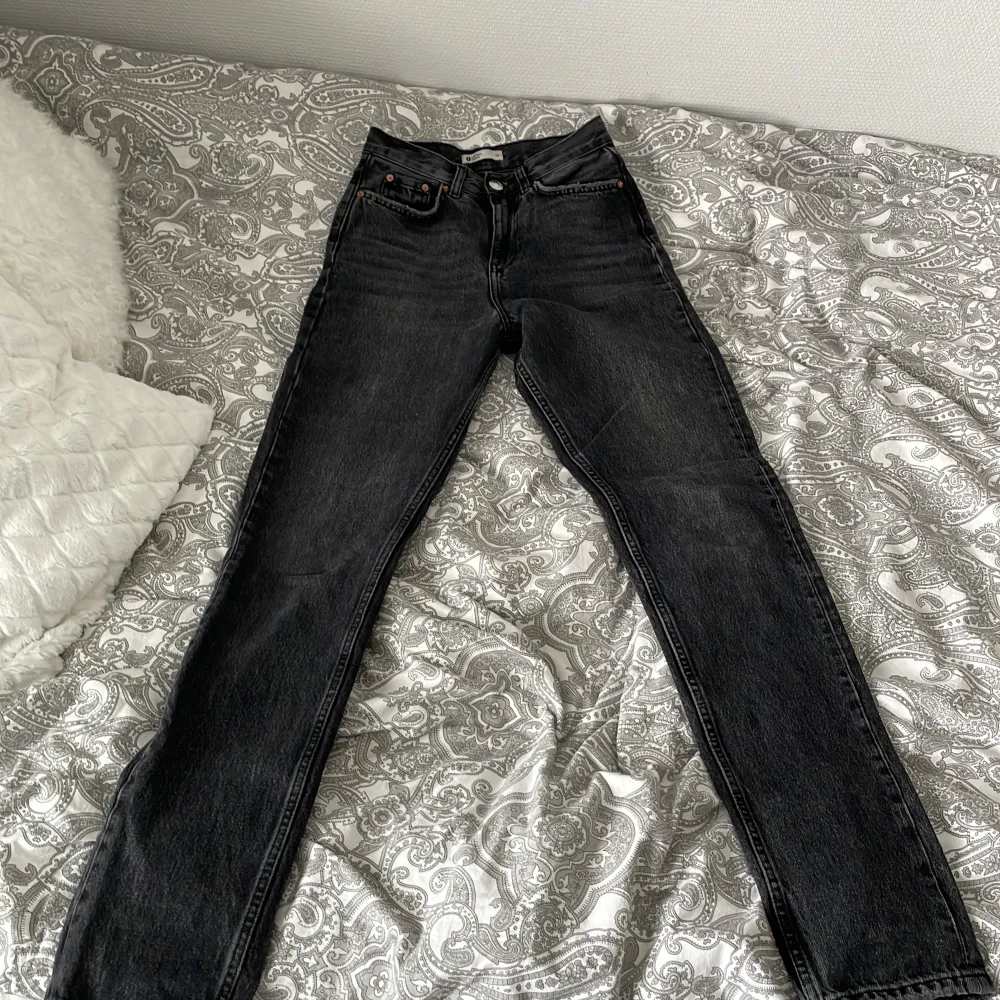Jeans från Gina Tricot i storlek 32. Använd några gånger men i fint skick. Jeans & Byxor.