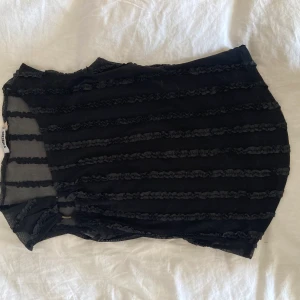 Svart topp - Väldigt snygg topp! Men för liten, skönt material! 💗💗