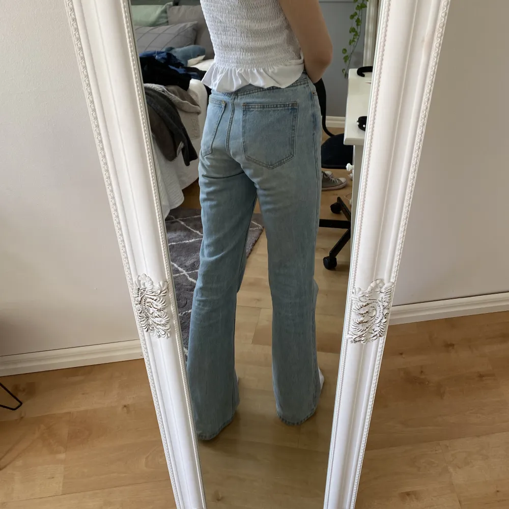 Dessa fina och assköna jeans säljer jag nu för de är lite för stora och kommer inte till användning💓 storlek 32 men skulle säga kanske Xs/s. Jag är 166 cm, kontakta vid intresse eller fler frågor och bilder!💓Köparen står för frakt💗. Jeans & Byxor.