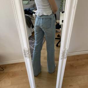 Dessa fina och assköna jeans säljer jag nu för de är lite för stora och kommer inte till användning💓 storlek 32 men skulle säga kanske Xs/s. Jag är 166 cm, kontakta vid intresse eller fler frågor och bilder!💓Köparen står för frakt💗