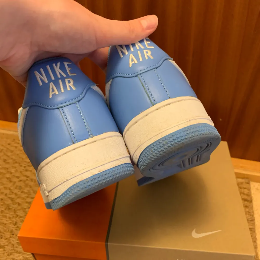 Säljer ett par Nike Air force One i färgen University Blue. Se skick på bilder! Originalbox med skoborste finns. Nypris 1699 kr. Skor.