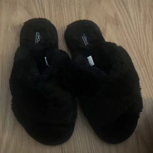 Tofflor från Nelly - Tofflor köpta för ett halvår sedan. Aldrig använda och storlek 38. Köpta för 199kr och säljer för 50kr