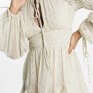 Klänning - Endast använd 1 gång, nyskick 