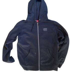 Supreme zip Hoodid - Skön hoddie köpt i Supreme affär i NEW YORK🩸