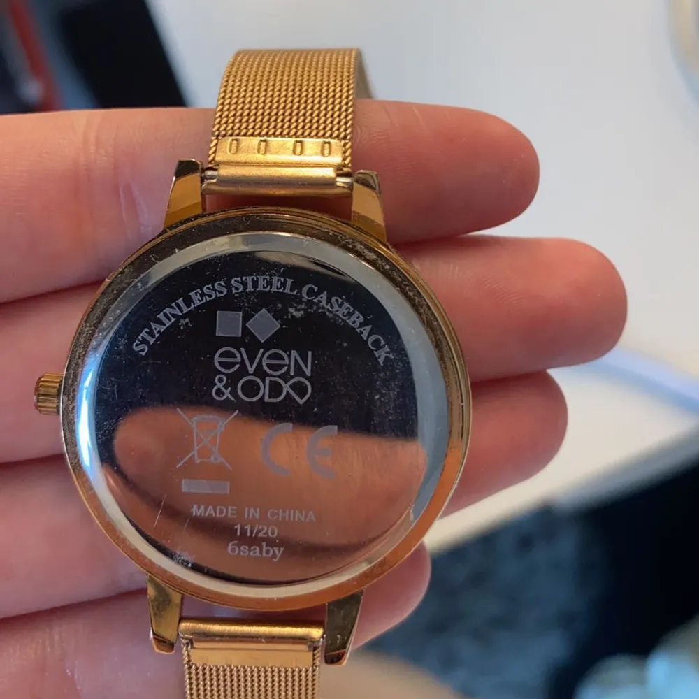 Säljer denna fina klocka som köptes på Zalando för några år sedan! Endast använd ett par gånger, så den är som i nyskick 💘💘. Accessoarer.
