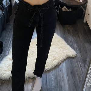 Baggy jeans med knytning 