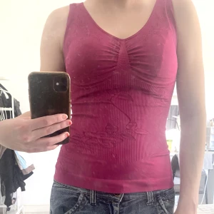 Topp - Topp i träningsmaterial men det går att använda som vanlig tröja också. Stretchig och fint mönster nertill. 