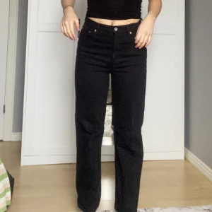Levis jeans  - Ett par svarta Levis jeans som tyvärr inte kommer till någon användning.. inget på på dem alls men passar mig tyvärr inte längre 🖤
