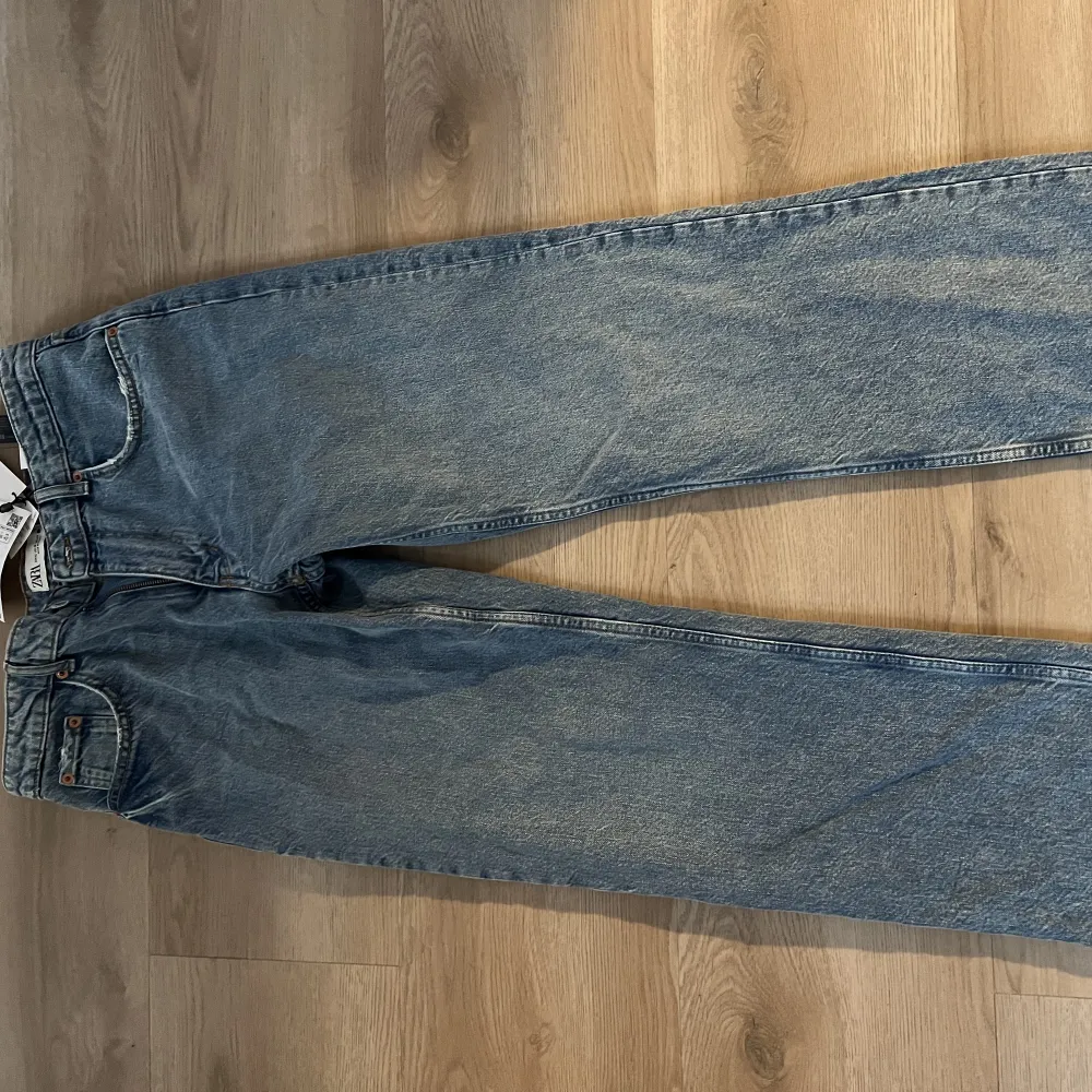 Snygga jeans i midwaist straight i en blå tvätt. Aldrig använda.  Prislapp finns kvar. . Jeans & Byxor.