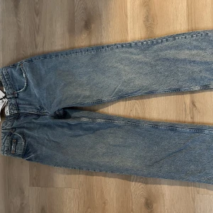 Jeans mid waist straight Zara  - Snygga jeans i midwaist straight i en blå tvätt. Aldrig använda.  Prislapp finns kvar. 