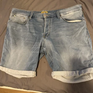Jack & Jones jeansshorts  - Jeansshorts i bra skick, storlek xxl. 