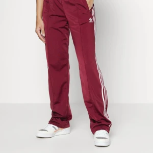 Röda Adidasbyxor  - Säljer dem för de kmr tyvärr inte användning 💓