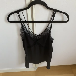 Svart spetts topp  - Svart spetts topp perfekt till fest! 