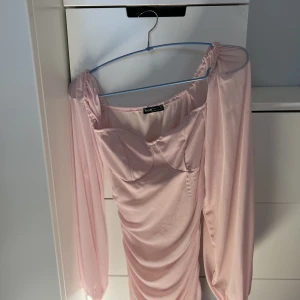 Rosa klänning - En rosa klänning köpt från shein som bara är använd en gång! 💕 Storlek Xs. Pris går att diskutera.