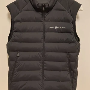 Sail racing väst herr str S mycket fint skick - Väst från Sail racing som endast är använd ett fåtal gånger.  Nypris 1999 kr