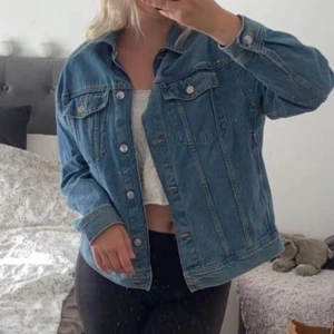Jeansjacka  - Jättefin jeansjacka i blått som är perfekt till sommaren! Storlek S! 