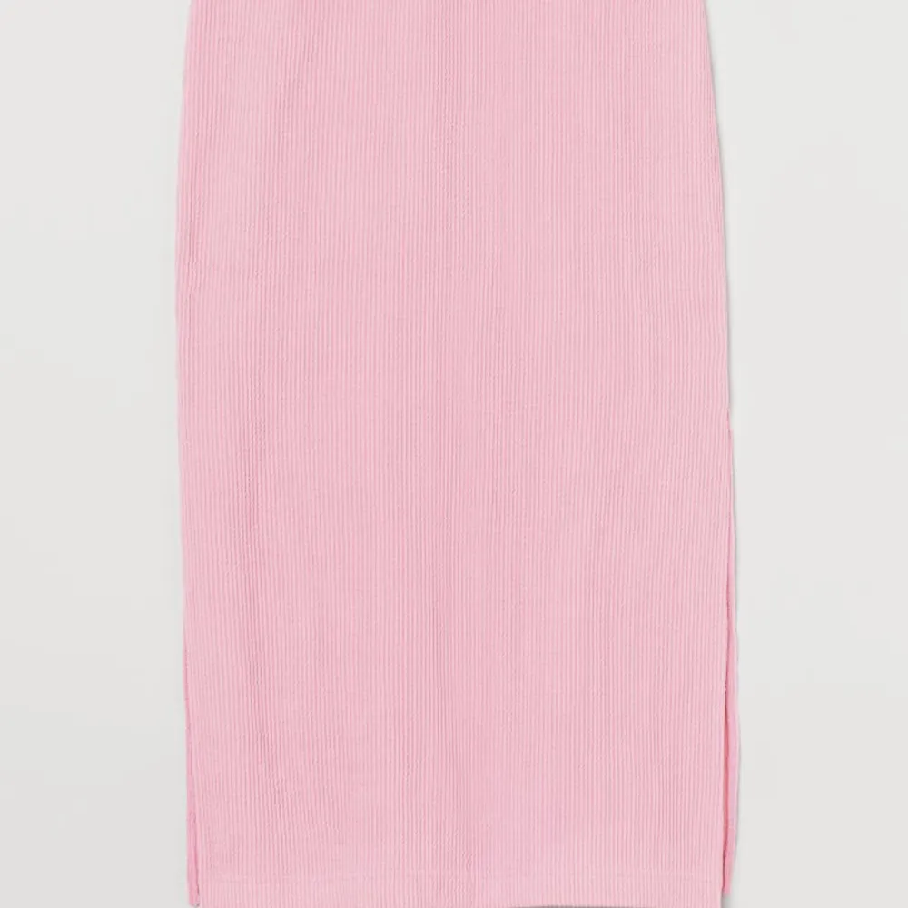 Säljer den här jätte fina rosa kjolen från H&M då den blivit för liten för mig! Materialet är jätte skönt ribbat och kjolen är väldigt stretchig. I mycket bra skick💕. Kjolar.