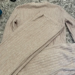 Mjukis sett - Detta mjukissettet är helt oanvänt eftersom jag köpte en storlek för liten, så fort jag såg att den var för liten köpte jag en till som var en storlek större. Denna är helt i form och jätte bekväm till typisk svensk vår väder. 