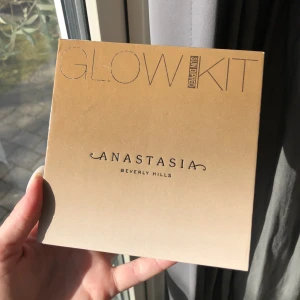 Highligher  - Jättefin highligher palett från Anastasia Beverly Hills. Köpt på kicks för 595kr. En nyans är väl använd men de andra tre är nästan oanvända😊 Paketet skickas väl inpackat så det ej går sönder🥰
