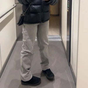 Raka lågmidjade jeans - Low waist straigt jeans från Gina tricot. Använda fåtal gånger. Jättefin färg. Kan mötas upp i stockholm