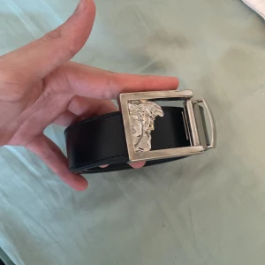 Versace skärp - Äkta Versace skärp. Julklapp för drygt 2 år sedan, inte använt en endaste gång, därav som ny.