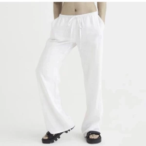 Linnebyxor h&m - Säljer ett par superfina linnebyxor från h&m som jag inte använder eftersom dem är för små. (På baksidan längst ner är det slitet) 