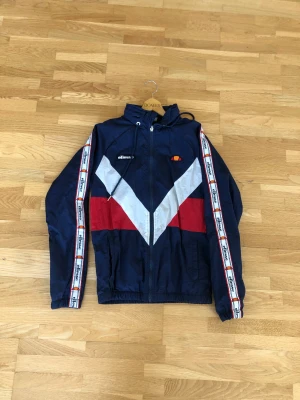 Ellese Vindjacka - Säljer en Ellesse vindjacka i storlek Xs. Modellen heter ”gerano ellesse retro shell suit jacket navy” Jackan är i fint skick. Vid frågor tveka inte på att höra av er