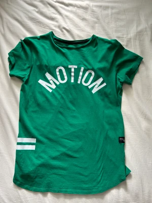 T shirt - Det är en grön T-shirt i bra skick, skriv privat för fler bilder. 