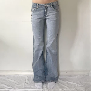 lågmidjade jeans - säljer fler jeans använd köp nu! midja:78+stretch innerben:84 💋 jag är 169 cm och w28 som referens, helt nya med tags kvar