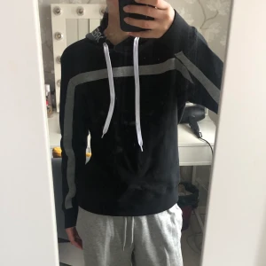 Hoodie  - Säljer en hoodie från Maya Delorez, slutsåld på hemsidan!!  Använd 1-2 ggr. Köparen står för frakten😇