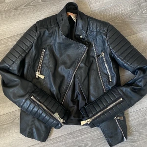 Skinnjacka  - skinnjacka ifrån chiquelle som e i bra skick🫶