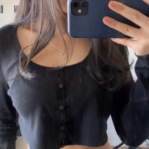 Svart magtröja m knappar - Säljer denna snygga ribbade magtröja H&M. Säljs pga att den inte kmr till användning & nypris 149kr ❣️ 