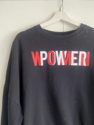 Svart sweatshirt med tryck - Säljer denna tröja med tryck över bröstet. Den är i bra skick, är lite nopprig vid ett ställe. Skriv privat för fler bilder! Storlek M, pris kan diskuteras🤝