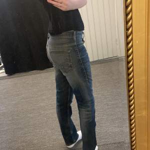 Vintage jeans från Levi’s. Vet inte vad de är för storlek men det står 519 slim. Jag är 178cm. Lite stora i midjan men funkar bra ändå.