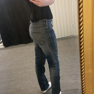 Levi’sjeans - Vintage jeans från Levi’s. Vet inte vad de är för storlek men det står 519 slim. Jag är 178cm. Lite stora i midjan men funkar bra ändå.