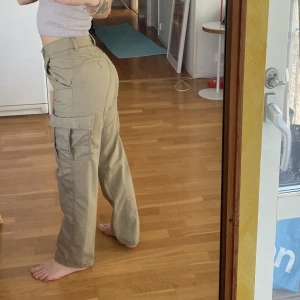 Cargopants  - Äkta cargopants som ser helt nya ut. Saknar en knapp vid midjan men inget som syns, se bild 3. 