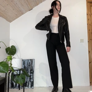 BIKERJACKA - svart unisex bikerjacka! flertalet fickor med blixtlås, fint skick. personen på bilden är 176 cm 🖤