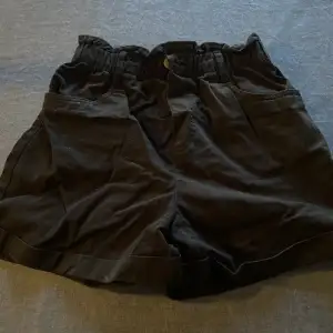 Svarta pösiga shorts