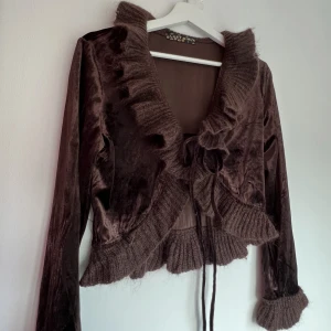 Cardigan  - Söt kofta med massa detaljer i brunt:) 